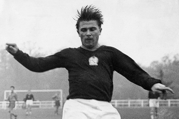 Ferenc Puskas (746 bàn sau 754 trận,1943-1966)