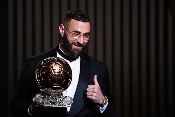 Karim Benzema nhận quả bóng vàng 2022